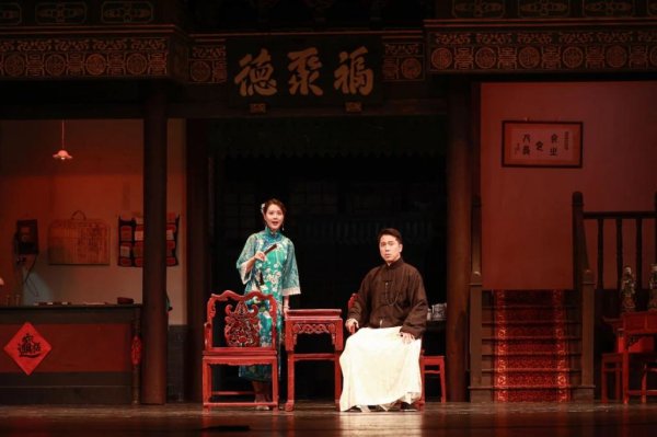 满江红配资 “新人熬老汤”，北京人艺《天下第一楼》再开席